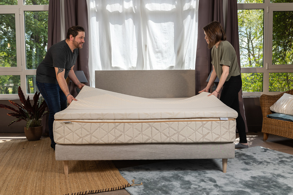 Surmatelas 180x200 Cm - Protège Matelas Microfibre - Aération Optimisée Et Sangles De Maintien - Sur-matelas