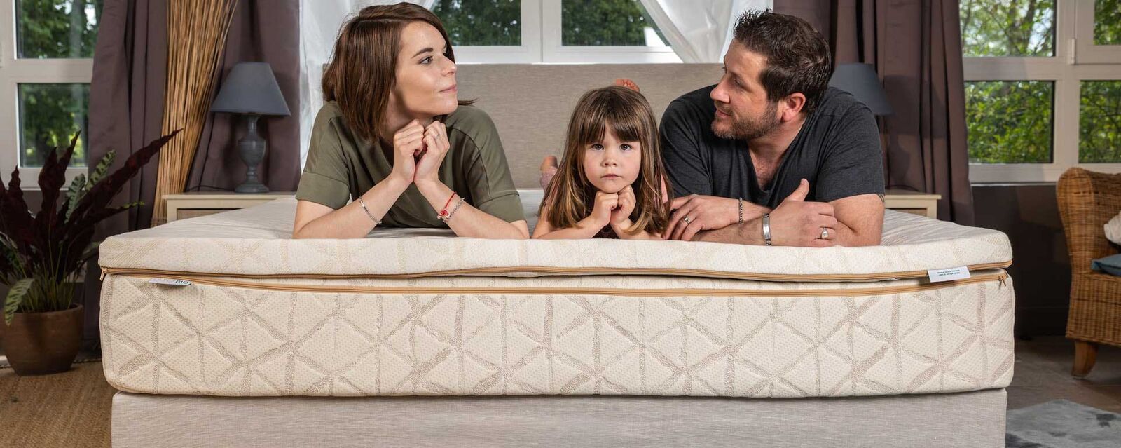 Un couple et leur fille allongés sur un matelas latex naturel LatexBio