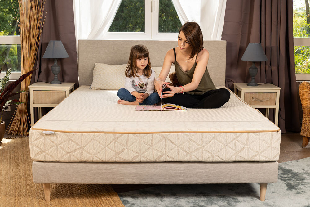 Une maman et sa fille sur le matelas latex naturel Ferme LatexBio